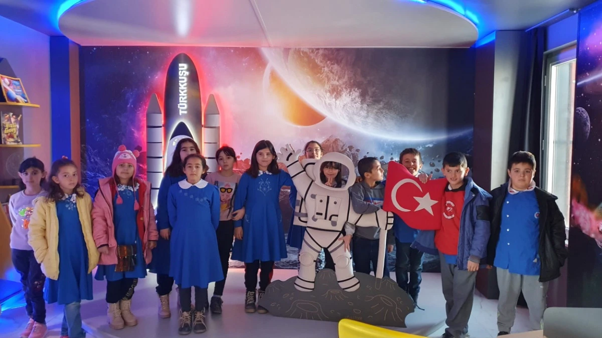 Astronomi K&uuml;t&uuml;phanesi Şimdi Uzaklarda ve Hayallerde