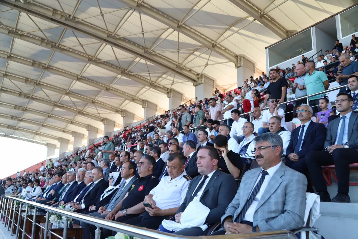 AS&Uuml;&rsquo;DE MEZUNİYET COŞKUSU