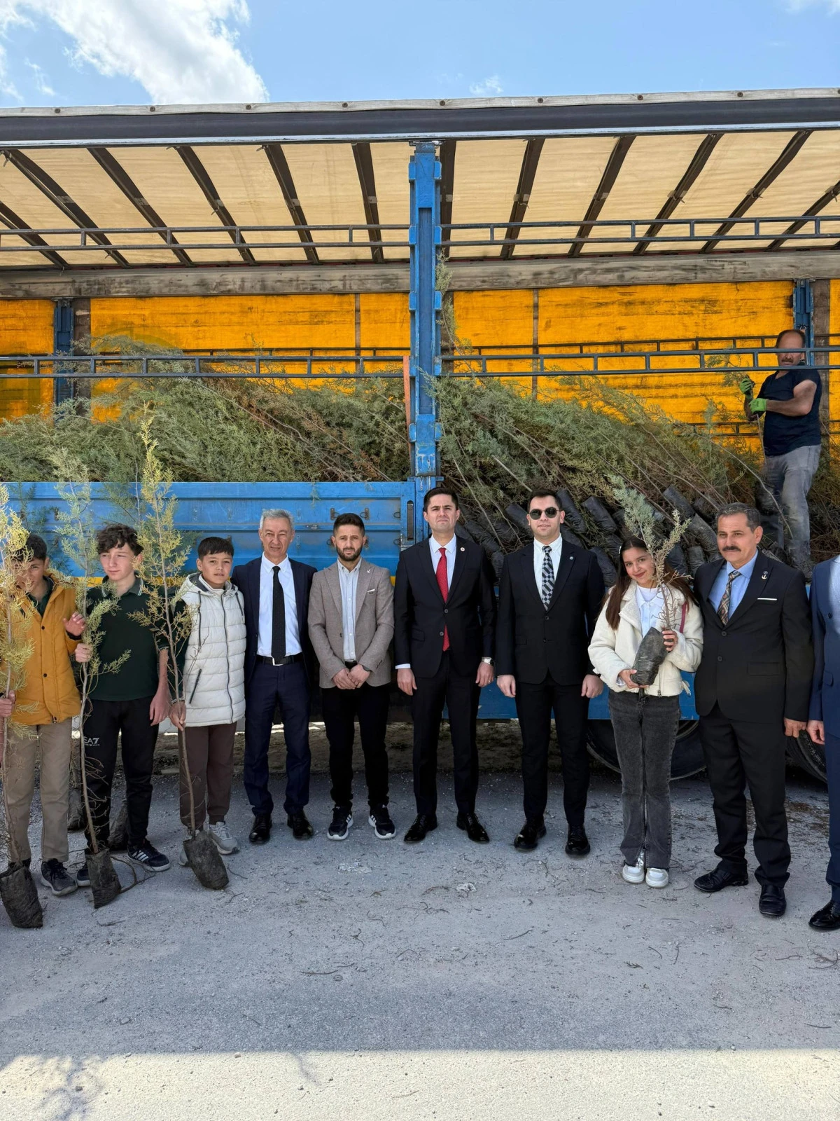 Binlerce Fidan Toprakla Buluşuyor