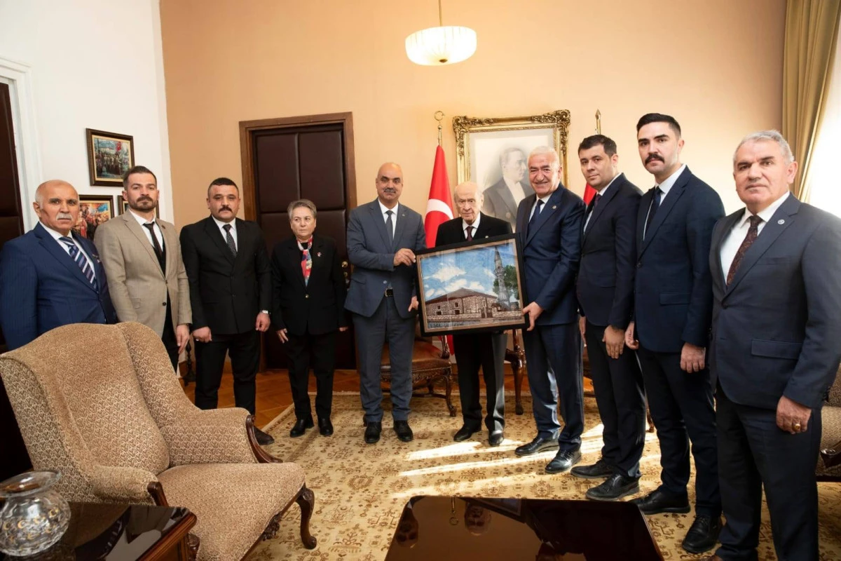 Devlet Bah&ccedil;eli&rsquo;ye Eskil Ulu Camii Fotoğrafı Hediye Edildi