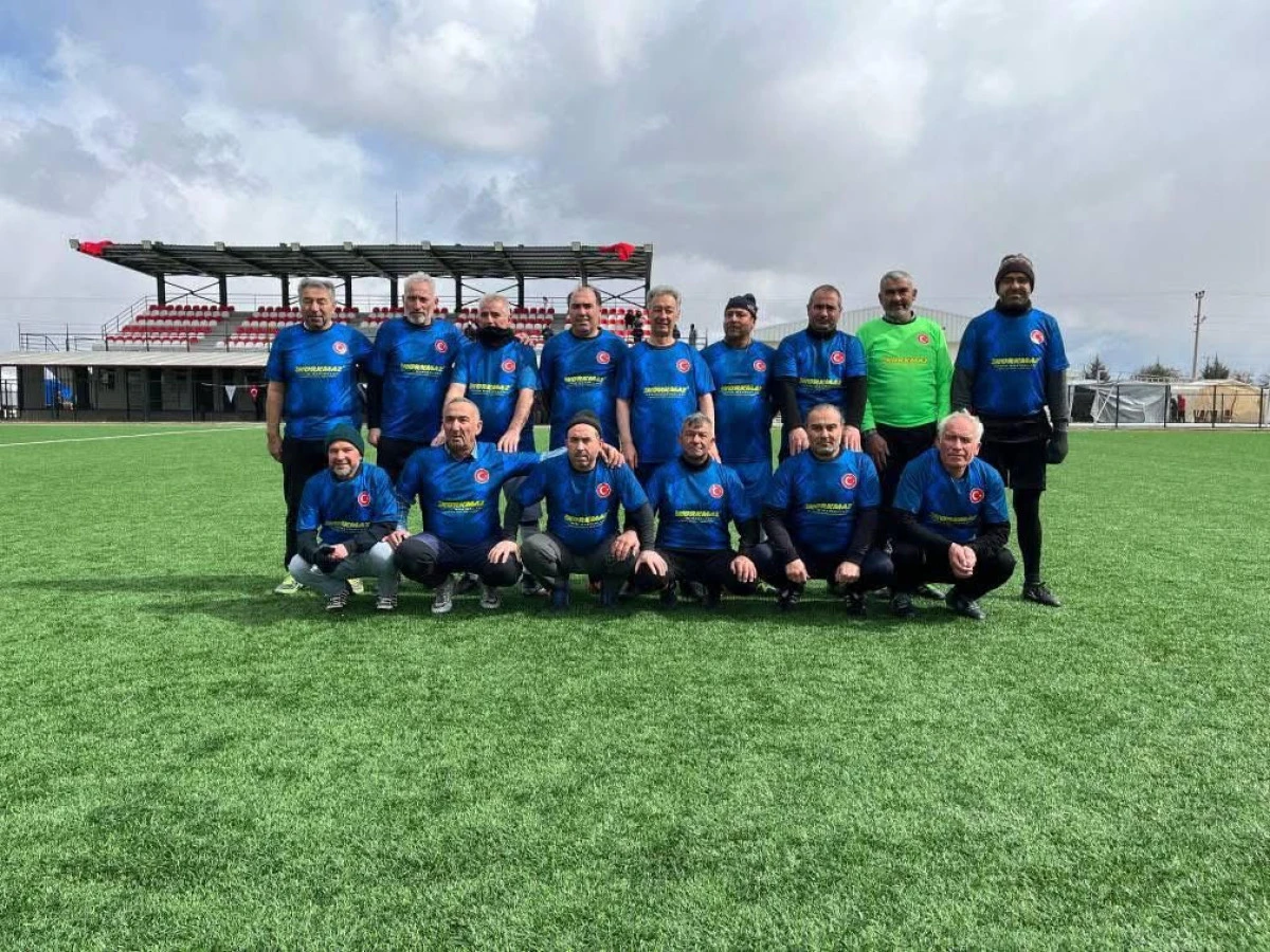 Eskil Belediyesi&rsquo;nden Veteranlara  &Ouml;zel Halı Saha Futbol Turnuvası